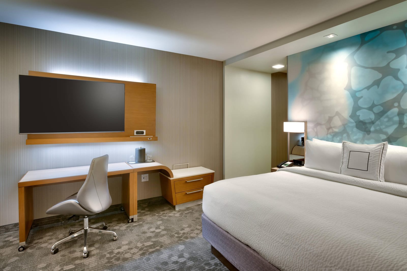 King guest room at Courtyard by Marriott Los Angeles LAX/Hawthorne